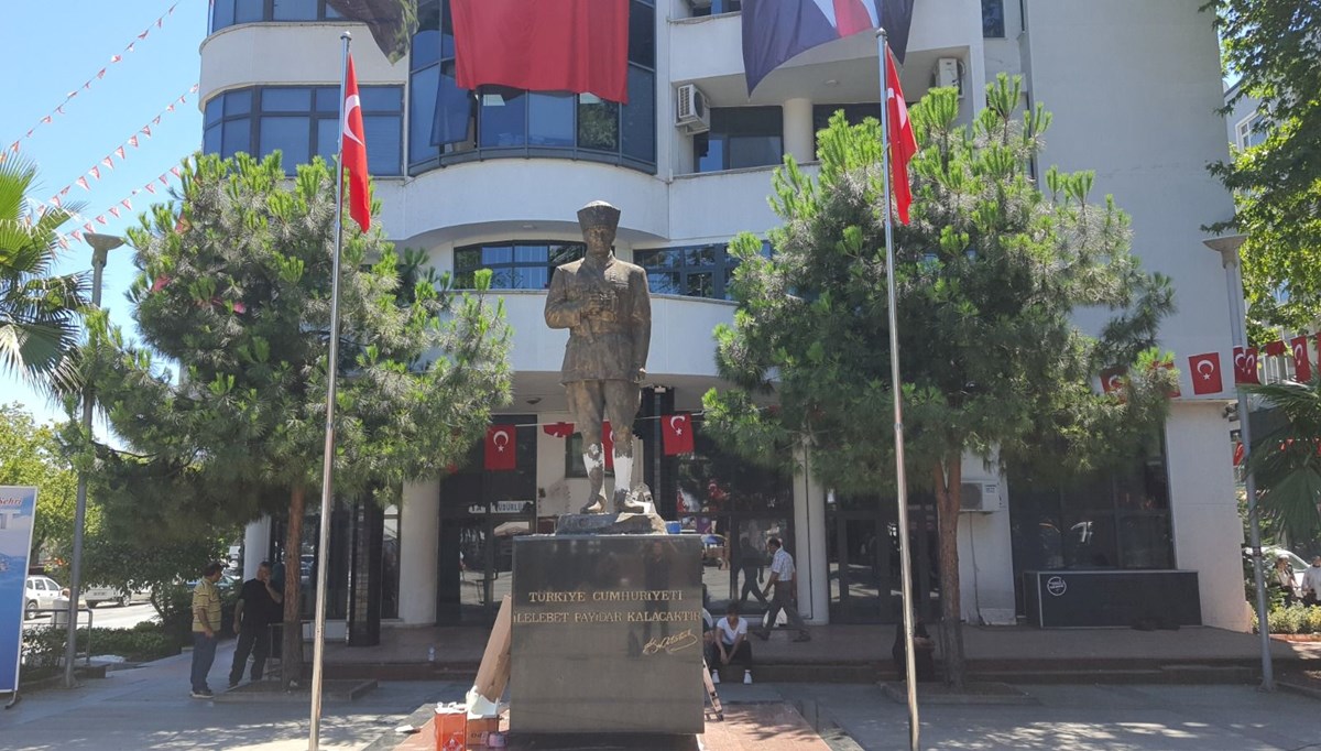 Atatürk heykeline balyozlu saldırı