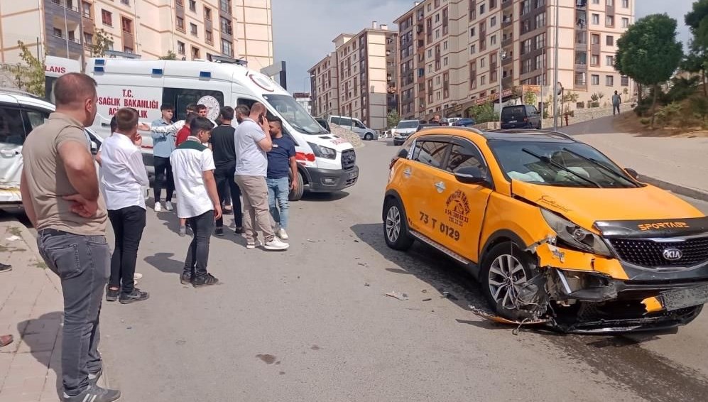 Taksi ile hafif ticari araç çarpıştı: 4 yaralı