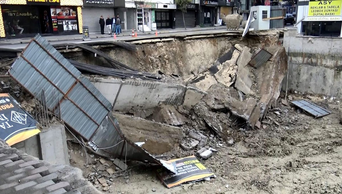 Avcılar'da inşaatın temel duvarı çöktü, yol kapandı