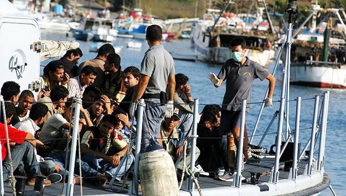 İtalya'nın Lampedusa Adası'na 1 günde 5 binden fazla göçmen geldi