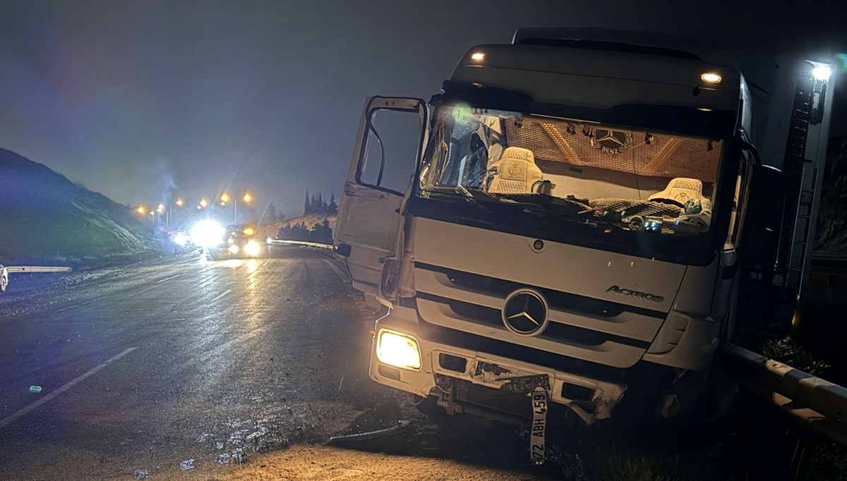 Gaziantep'te kazaya müdahale eden ekip aracına TIR çaptı: 3'ü trafik polisi 4 kişi yaralandı