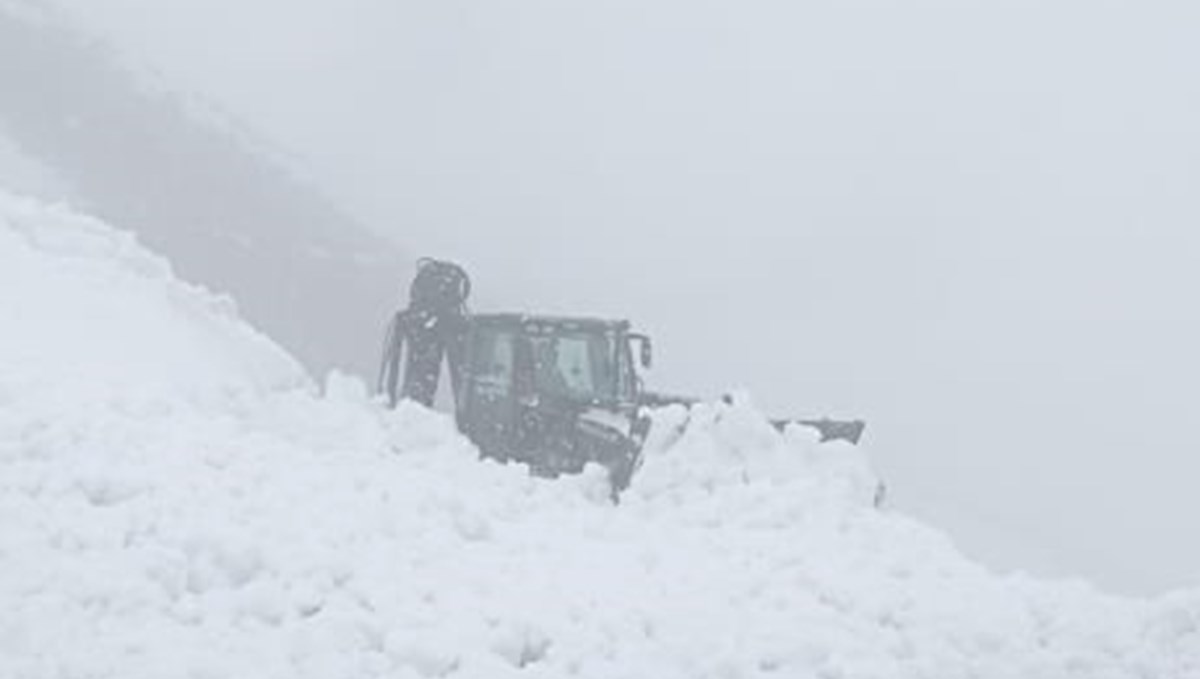 Şırnak’ta çığ nedeniyle kapanan yol ulaşıma açıldı