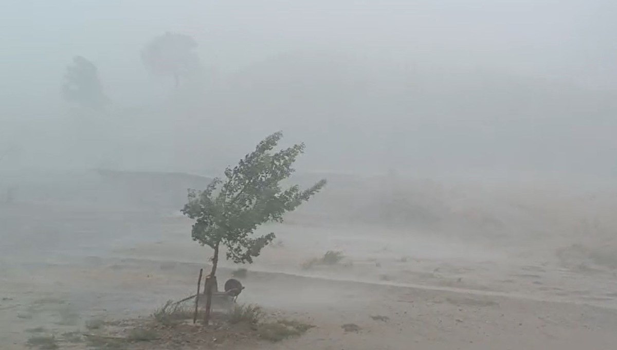 Antalya’da çıkan hortum ev ve seralara zarar verdi