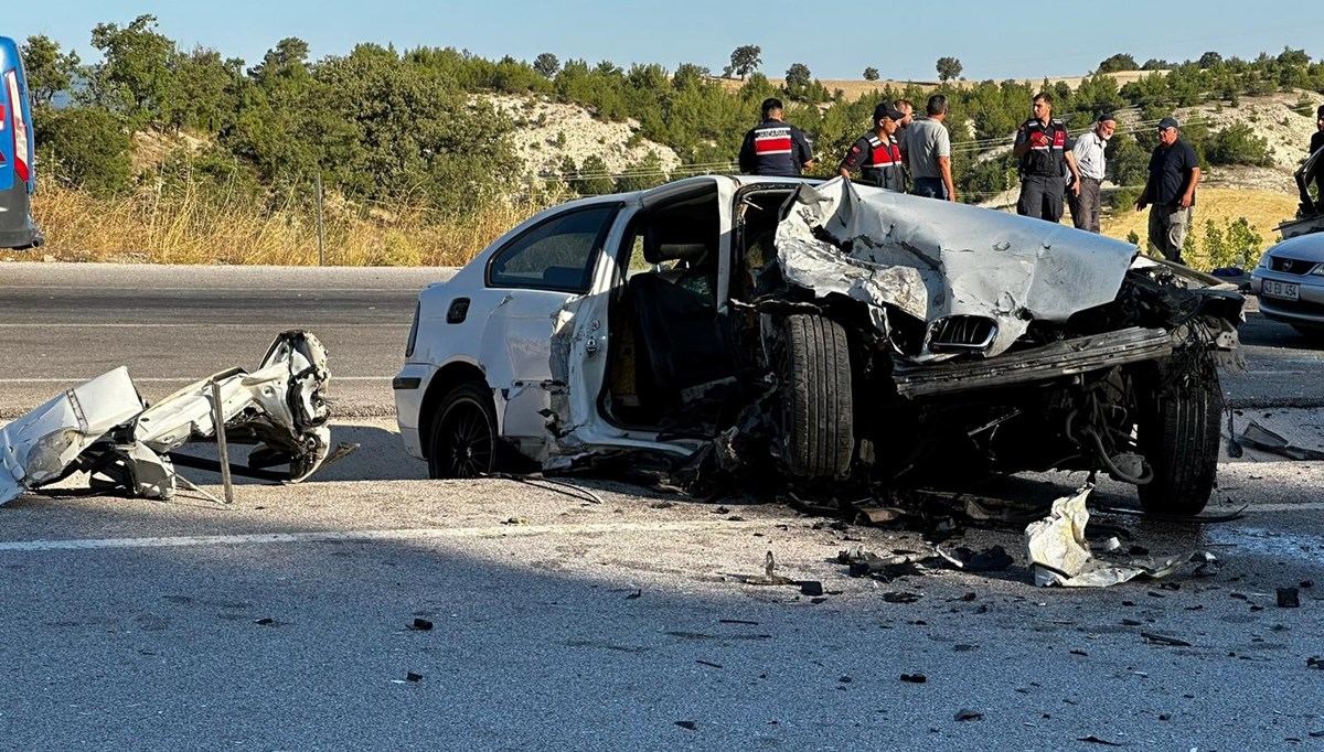 Kütahya'da şerit ihlali yapan araç kazaya neden oldu: 5 yaralı