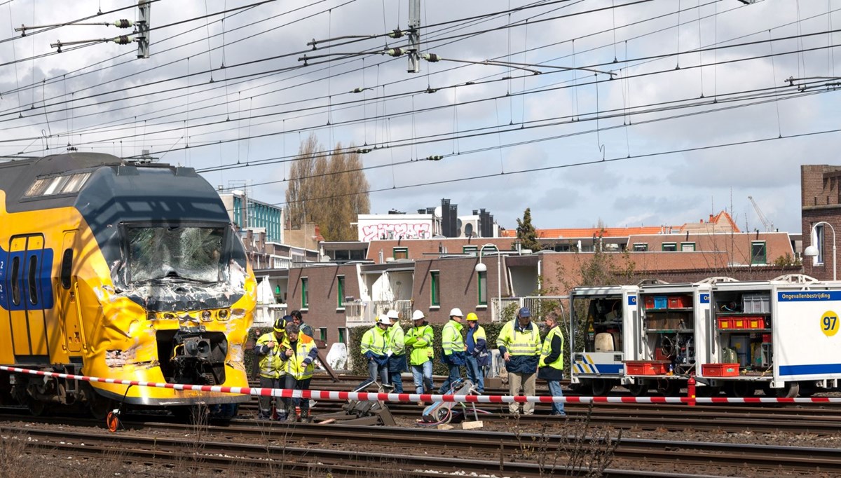 Galler'de iki tren çarpıştı: 1 kişi öldü, 15 kişi yaralandı