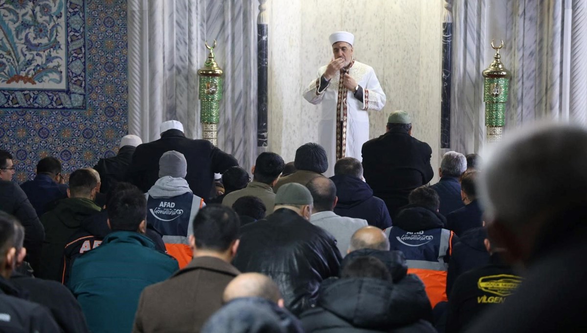 Depremde hayatını kaybedenler dualarla anıldı