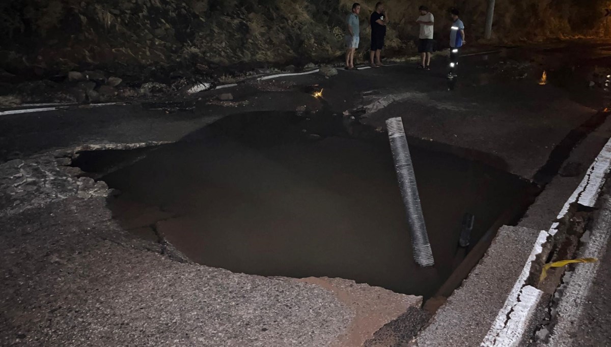 Bodrum'da içme suyu isale hattındaki patlama nedeniyle yol çöktü