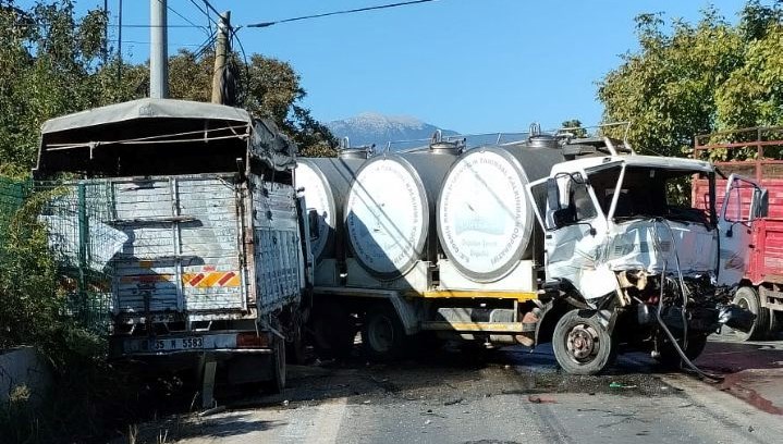 İzmir'de kamyonlar kafa kafaya çarpıştı: İki kişi yaralandı