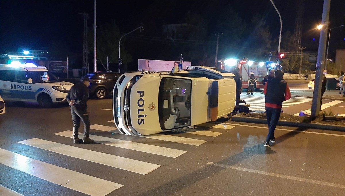 Polis aracı ile otomobil çarpıştı: 2 polis yaralı