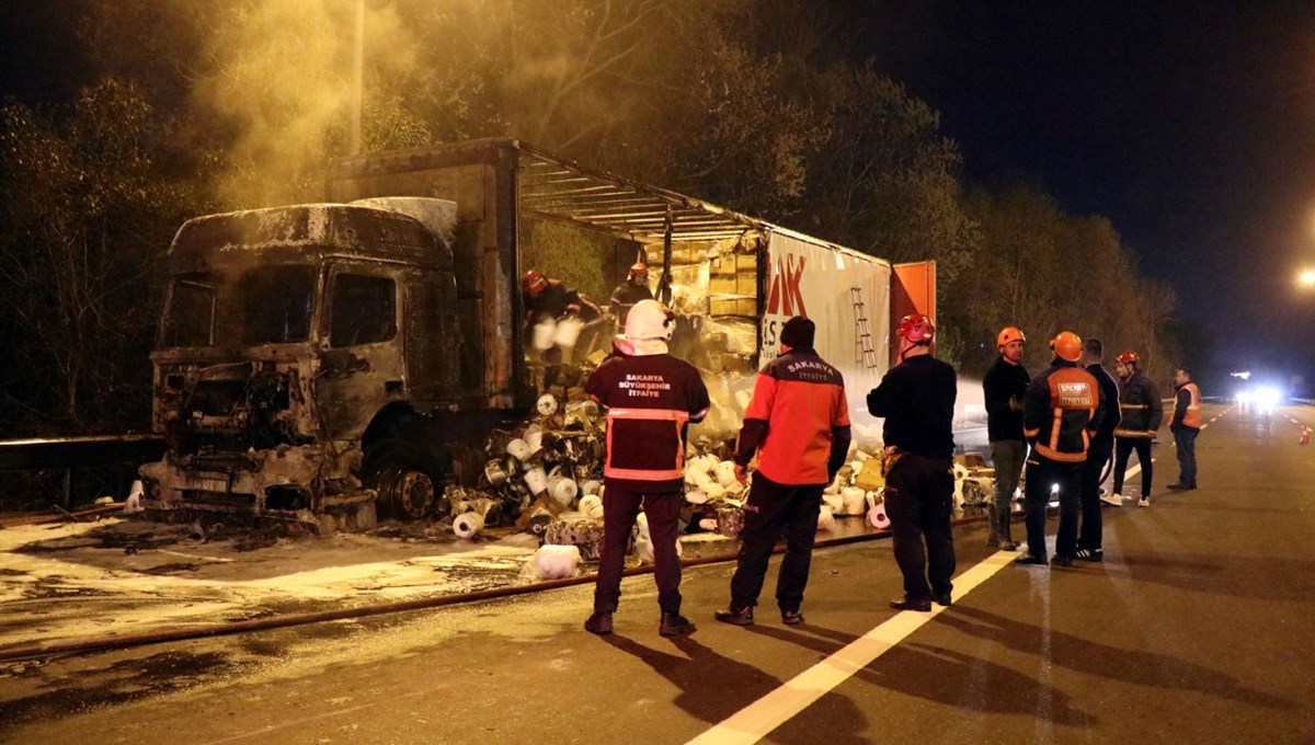 Anadolu Otoyolu’nda elyaf iplik yüklü TIR yanarak hurdaya döndü