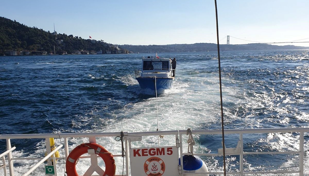 Üsküdar açıklarında sürüklenen tekne kurtarıldı