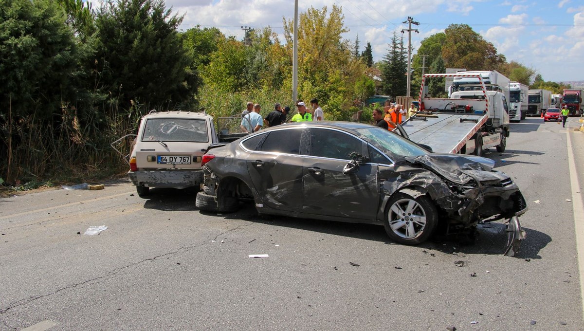 Uşak'ta otomobiller çarpıştı: 1 ölü, 4 yaralı