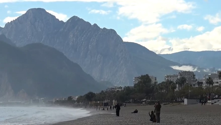 Hava değişimi şaşkınlık yarattı: Antalya'da 4 saatte 3 mevsim