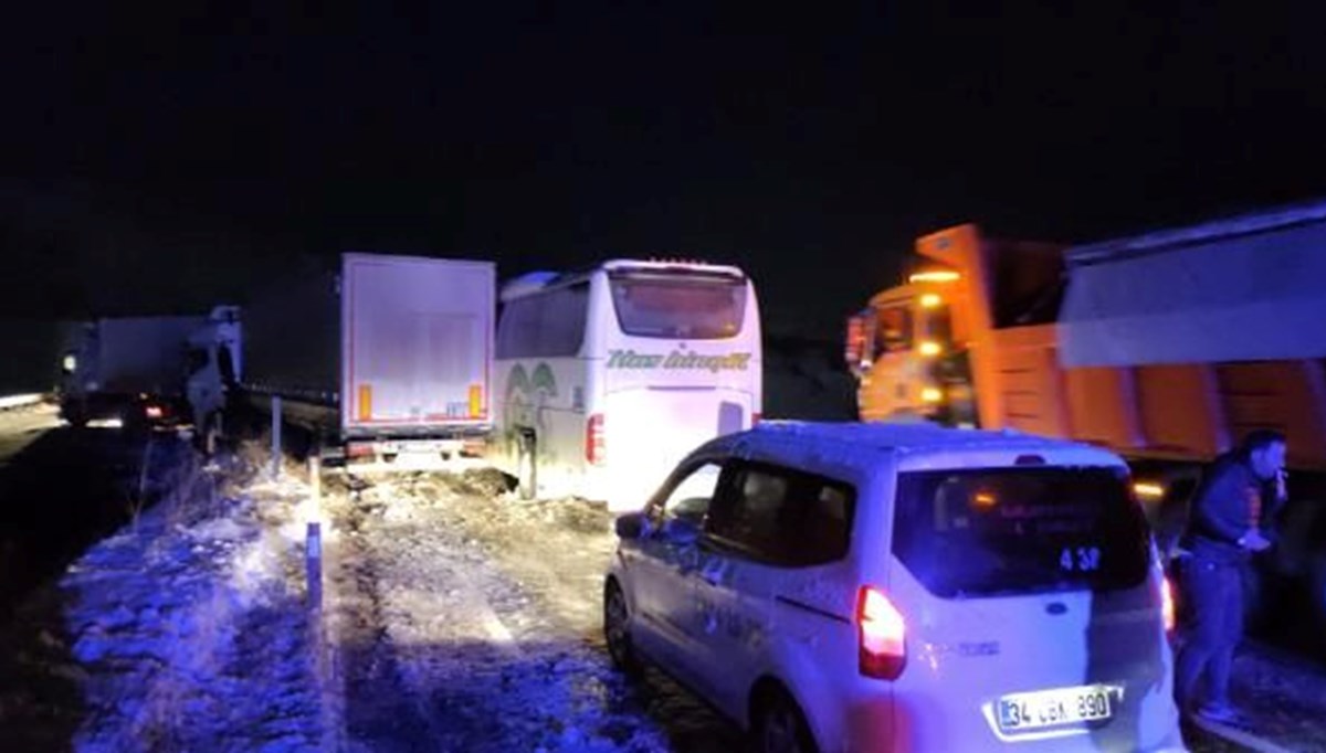 Bingöl'de yolcu otobüsü ile 2 TIR çarpıştı: 8 yaralı