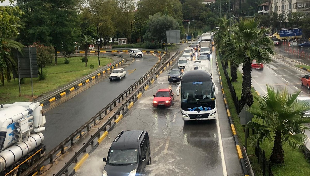 Trabzon'da sağanakta sahil yolu göle döndü