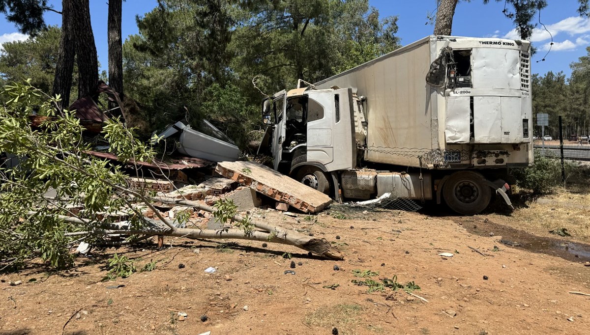 Antalya'da TIR yoldan çıktı: Depoya çarparak durabildi