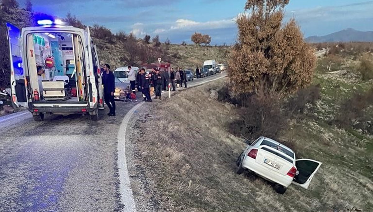 Manisa'da iki otomobilin karıştığı kazada 1'i çocuk 8 kişi yaralandı
