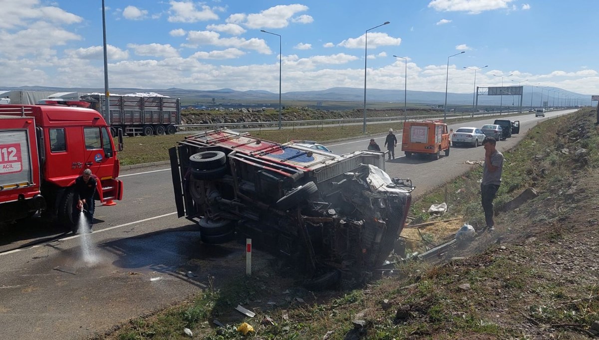 Kars'ta 3 araçlık zincirleme trafik kazası