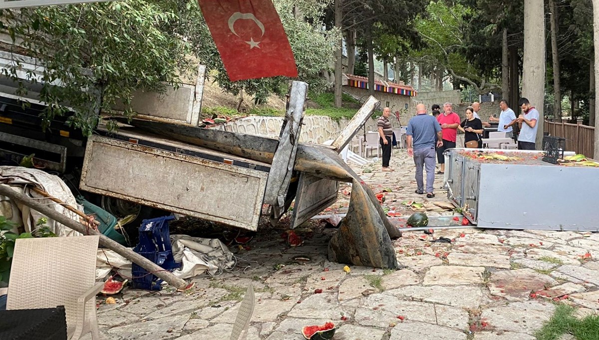 Hatay'da feci kaza: Kamyonet kooperatifin bahçesine devrildi