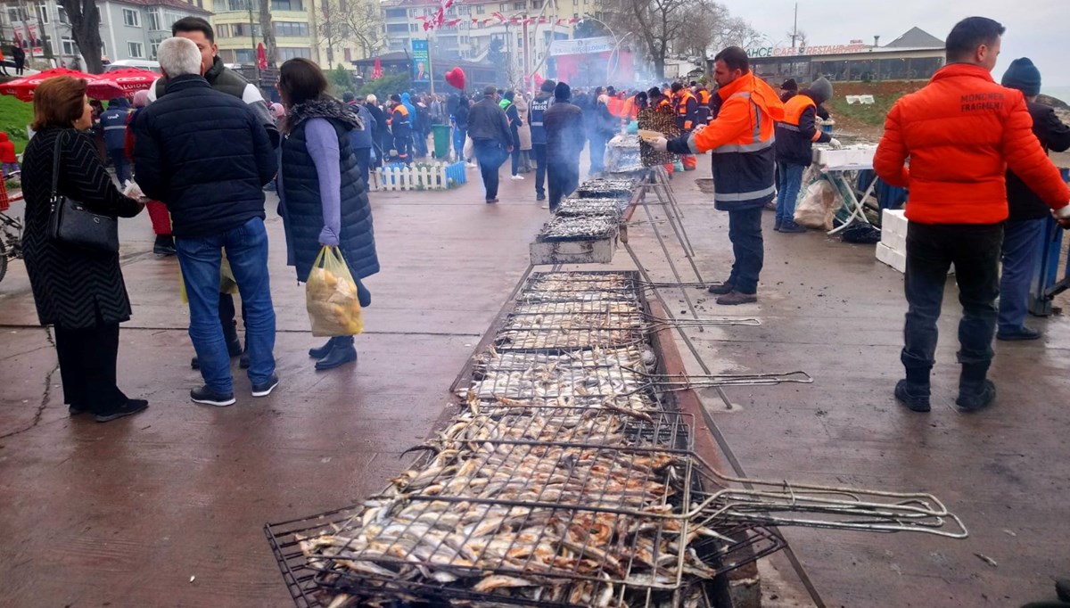 Metrelerce mangal kurulup pişirilen 3,5 ton hamsi dağıtıldı