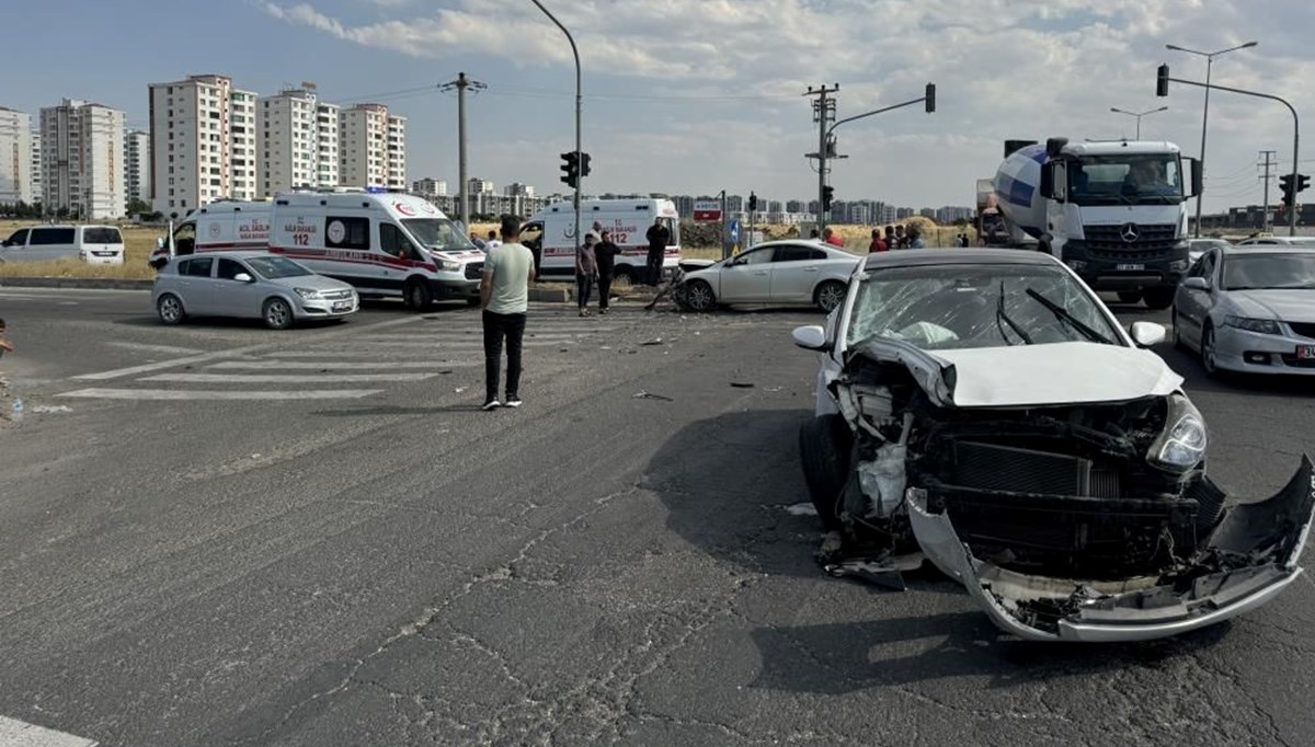 Diyarbakır'da 2 otomobil çarpıştı: 4 kişi yaralandı