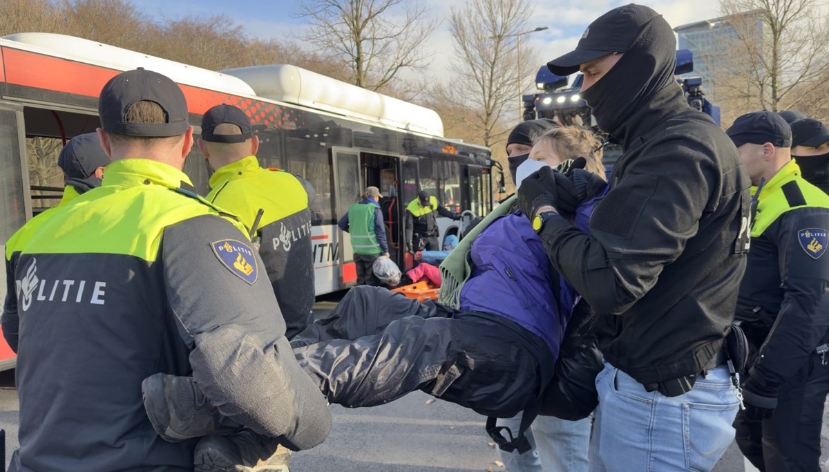 Hollanda'da yol kapatan yüzlerce çevreci aktivist gözaltında