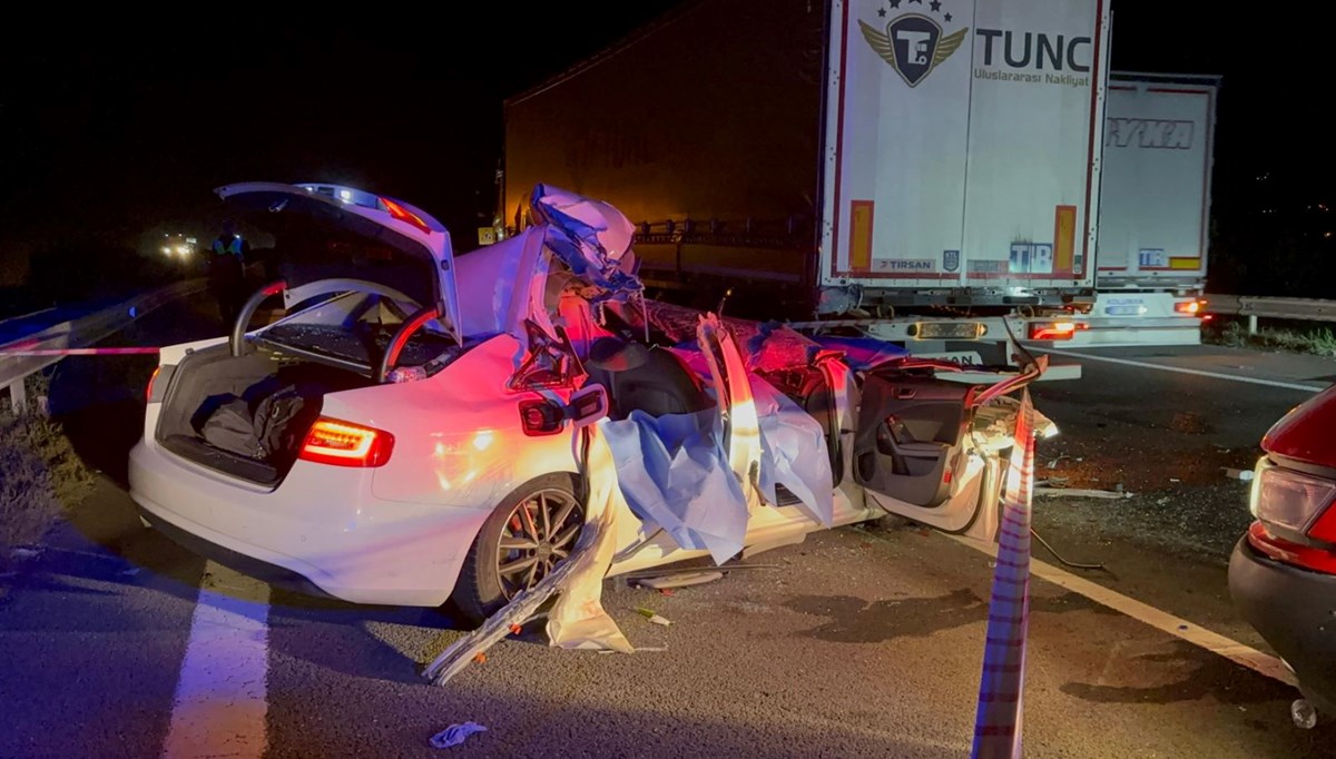 TEM'de feci kaza: TIR'a çarpan otomobilde 2 kişi hayatını kaybetti