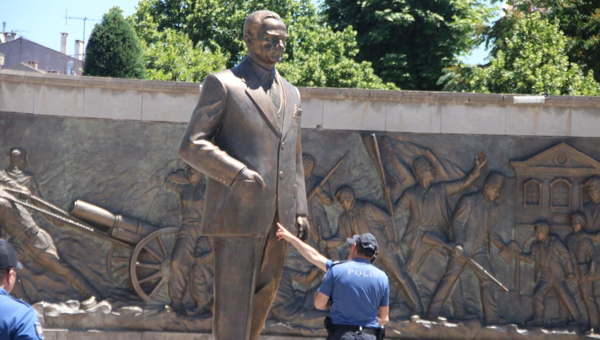 Kayseri'de Atatürk Anıtı'na saldıran iki kişiye hapis cezası