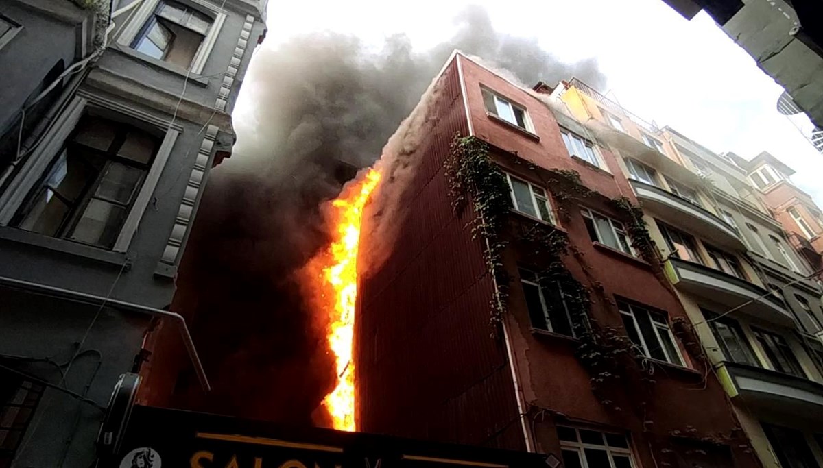 Beyoğlu'nda otelde yangın