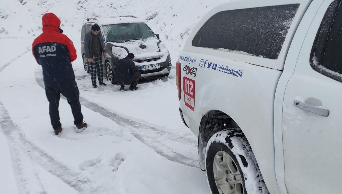 Giresun'da kar ve tipi: Yayla yolunda mahsur kaldılar