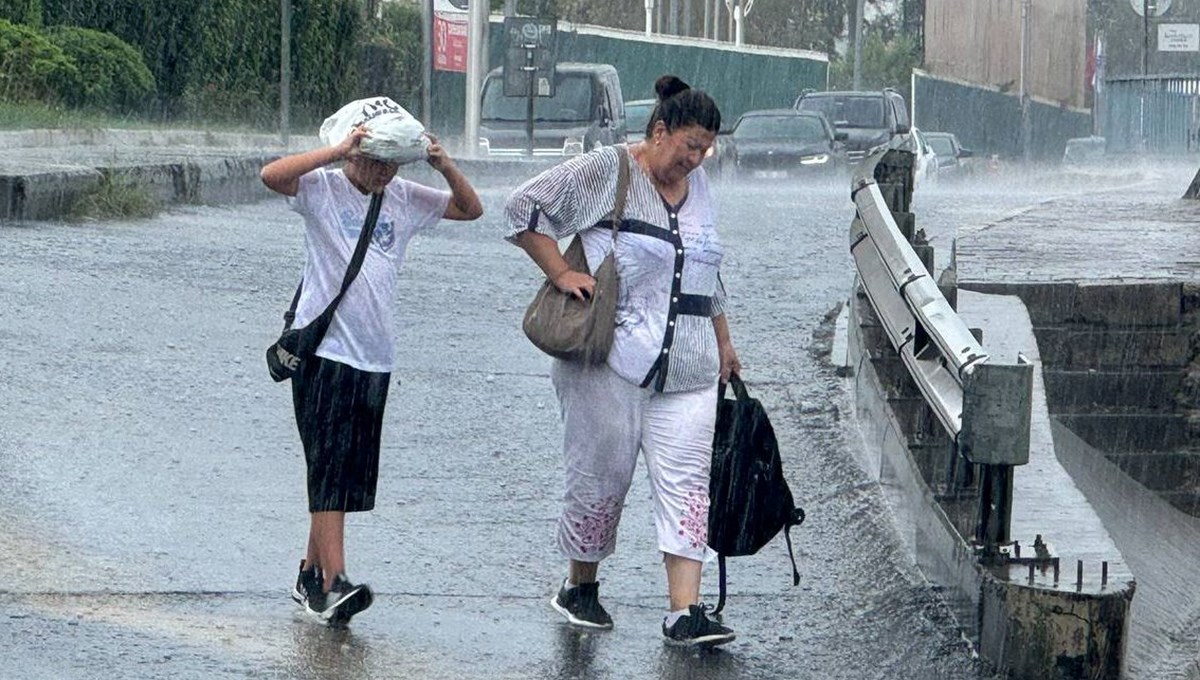 İstanbul için uyarı verilmişti: Kuvvetli yağış etkisini gösteriyor