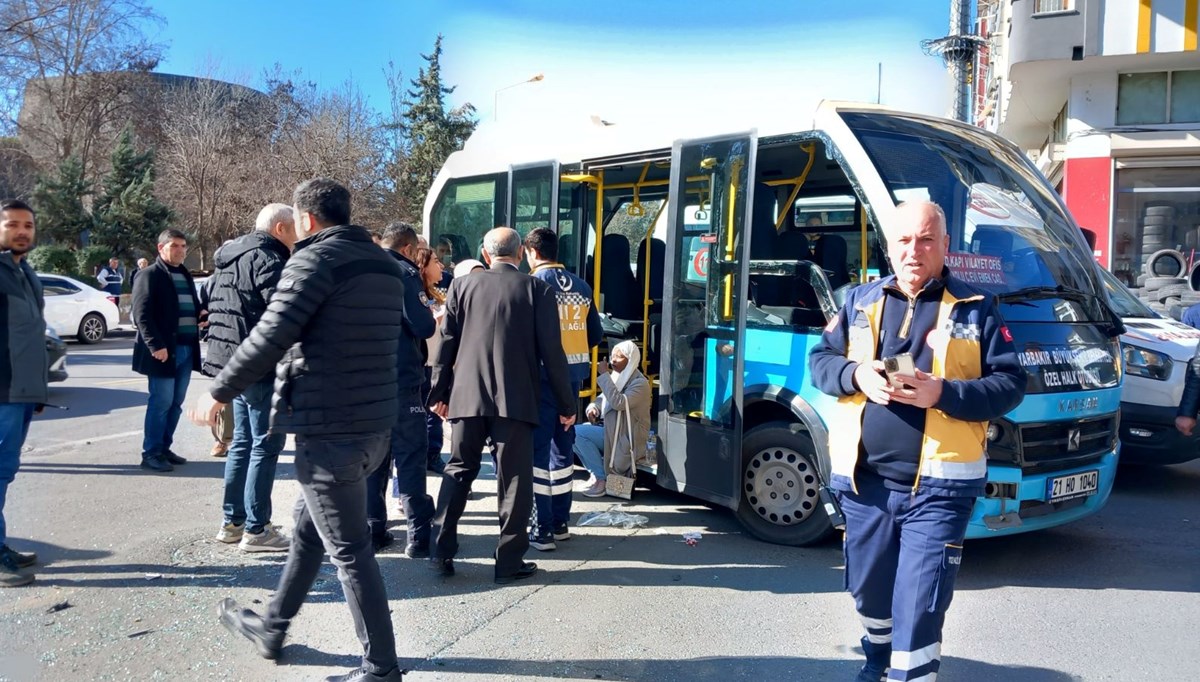 Diyarbakır'da 2 minibüs kafa kafaya çarpıştı: 3'ü ağır, 8 yaralı