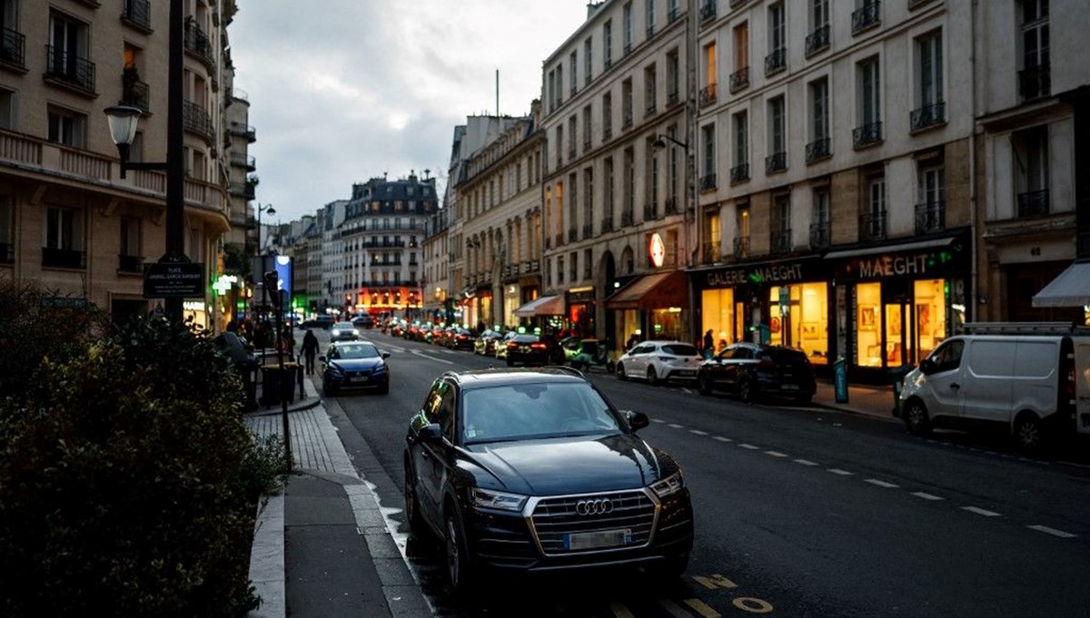 Parisliler sandık başında: SUV'lerin park ücreti üç katına çıkabilir