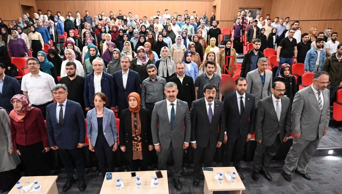 İstiklal Marşı okunurken ayağa kalkmayan akademisyen açığa alındı