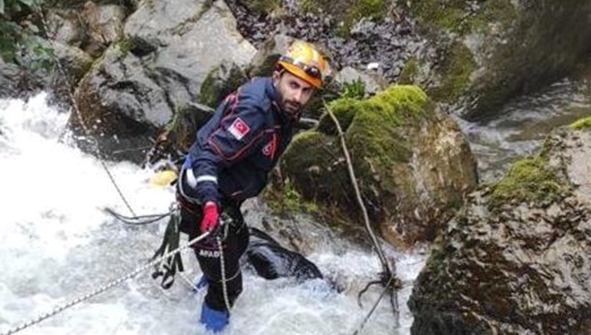 Dereye düşen kızını kurtarmak isterken ikisi de boğuldu