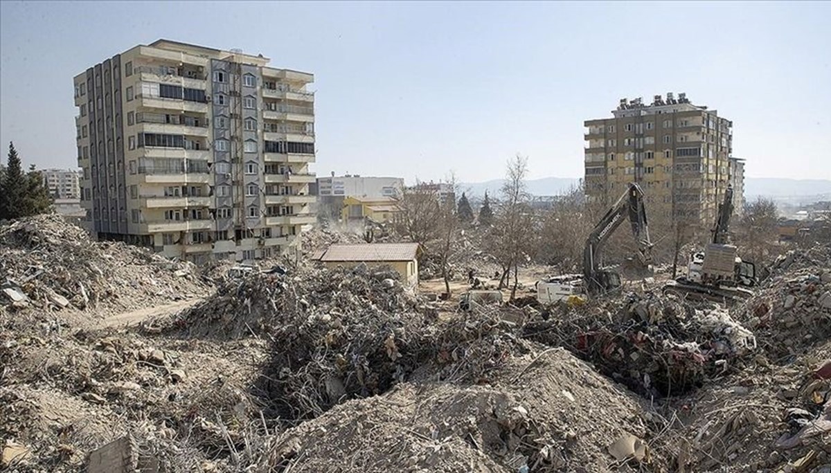 Depremzedelerden Ebrar Sitesi'nin yıkılmasına ilişkin suç duyurusu