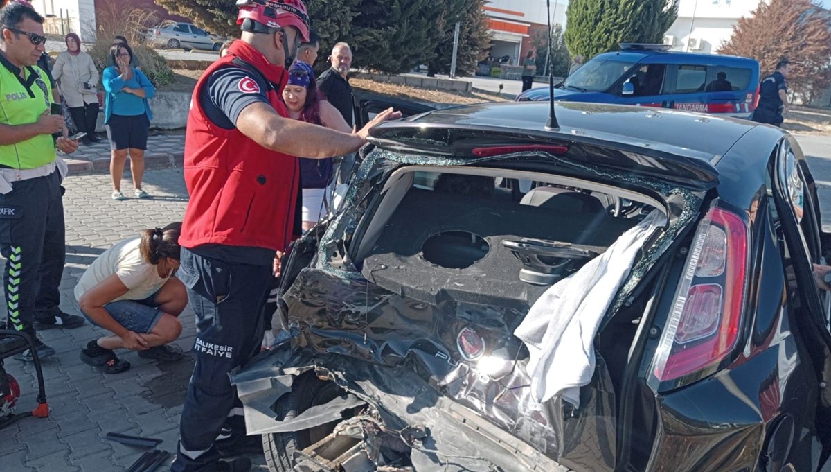 Edremit'te 3 araç trafik kazası yaptı: 4 yaralı