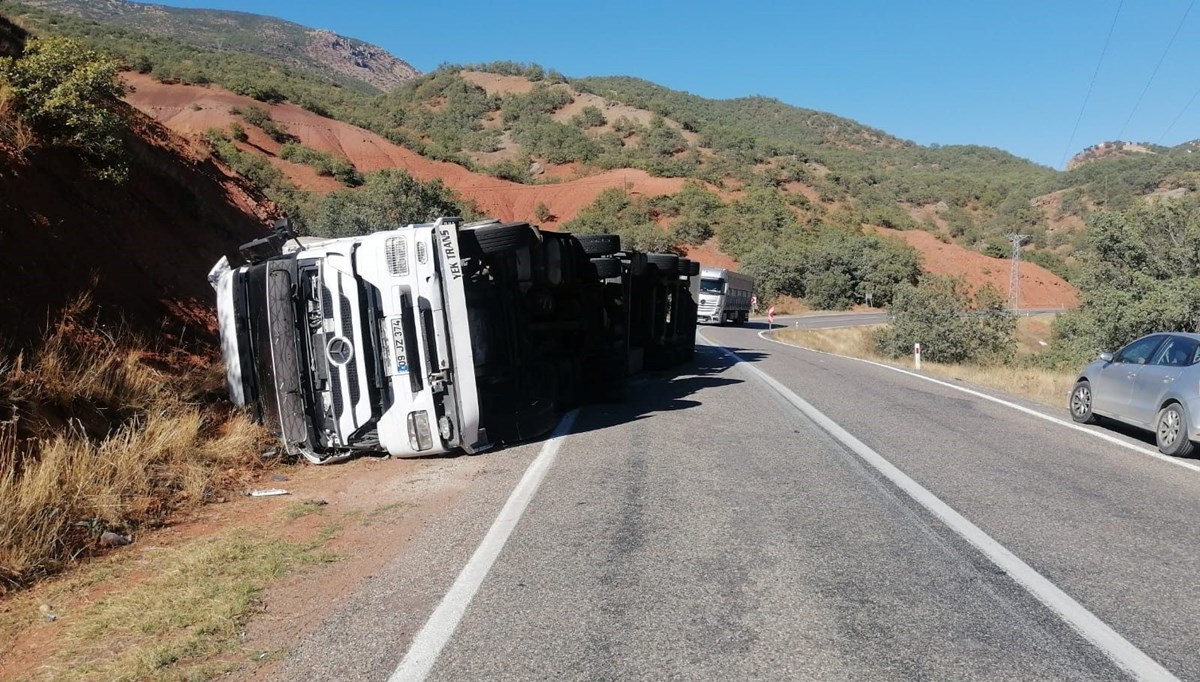 Tunceli'de TIR devrildi: 1 yaralı