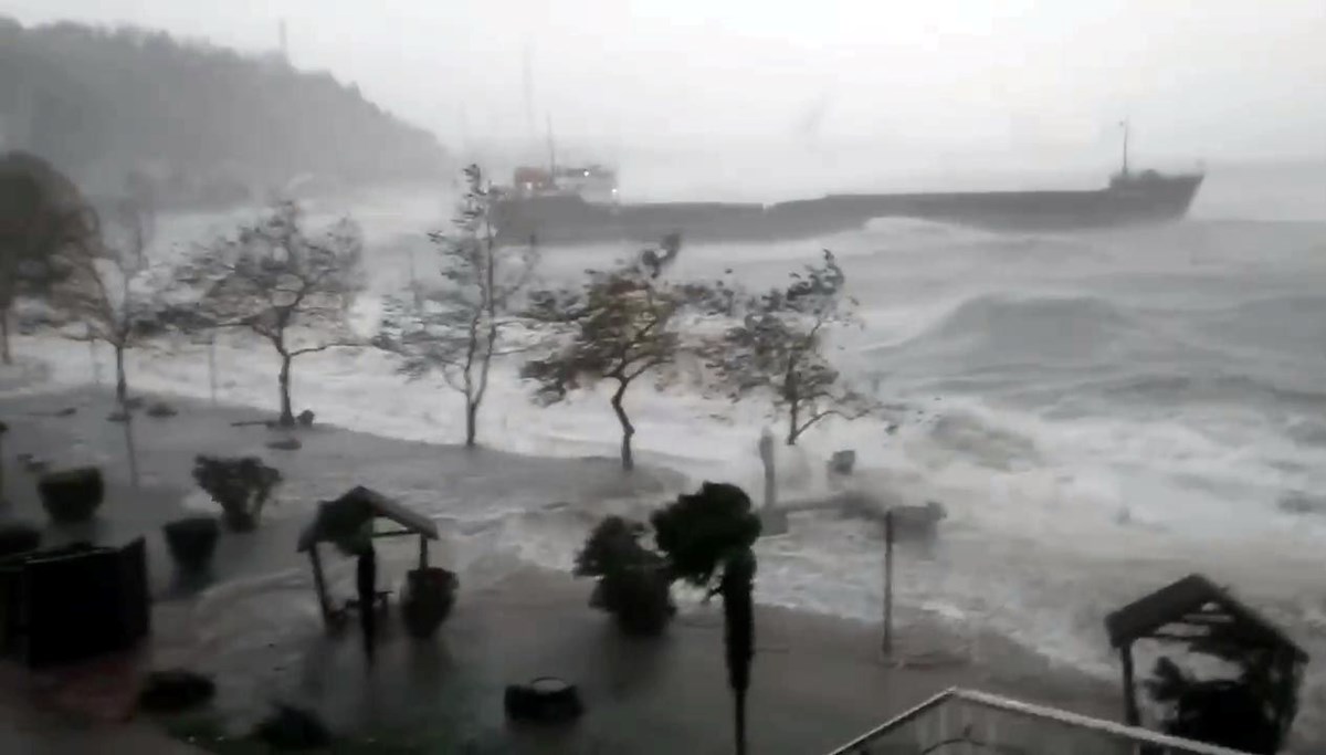 Zonguldak’ta fırtınada bir gemi kayboldu, bir yük gemisi ise karaya oturdu