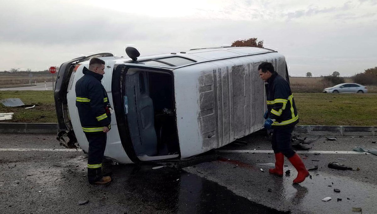 Kırklareli'de otomobil ile minibüs çarpıştı: 1 ölü, 2 yaralı