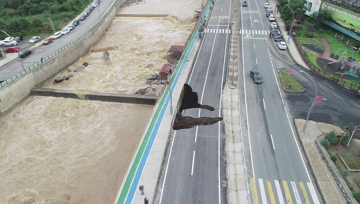 Rize'de sağanak ve heyelan: 11 ev boşaltıldı, karayolu çöktü