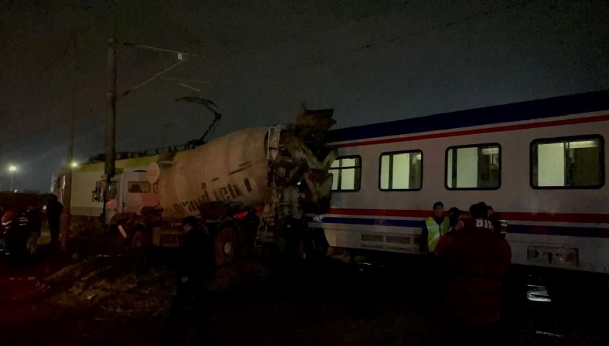 Tekirdağ’da yolcu treni, beton mikseri ile çarpıştı