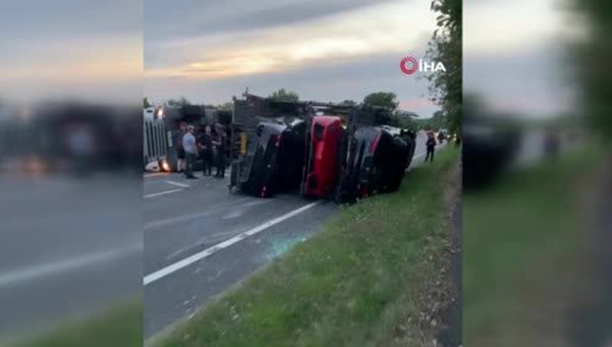 İngiltere'de nakliye aracı devrildi: 33 milyon lira değerinde araçlar yola savruldu