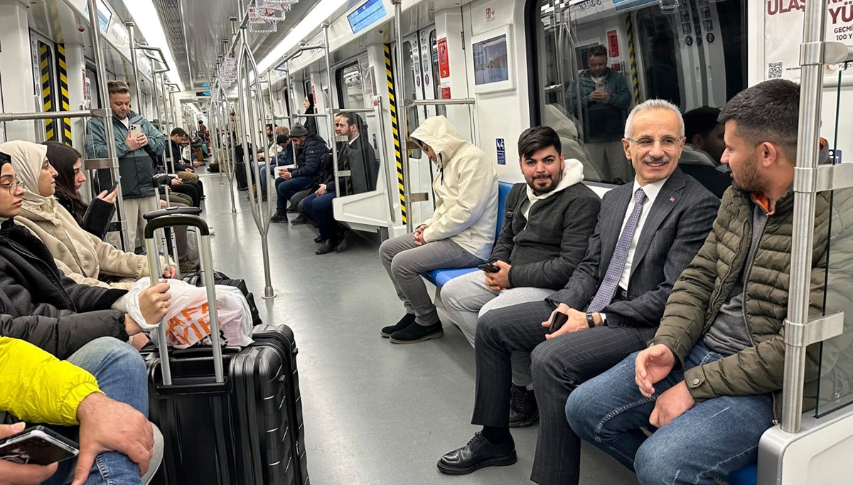 Ulaştırma Bakanı Uraloğlu, Ankara uçağına metroyla ulaştı