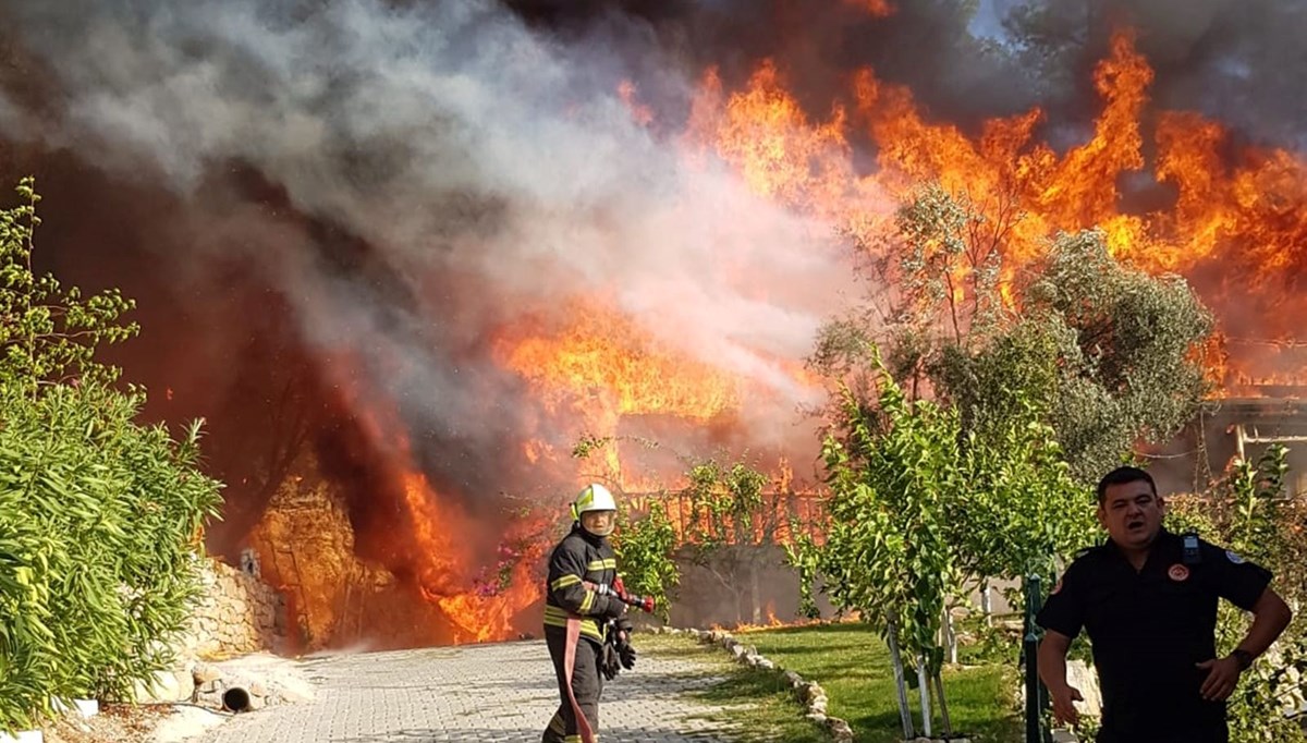 Göcek'te orman yangını (Konutta başlayan yangın ormanlık alana sıçradı)