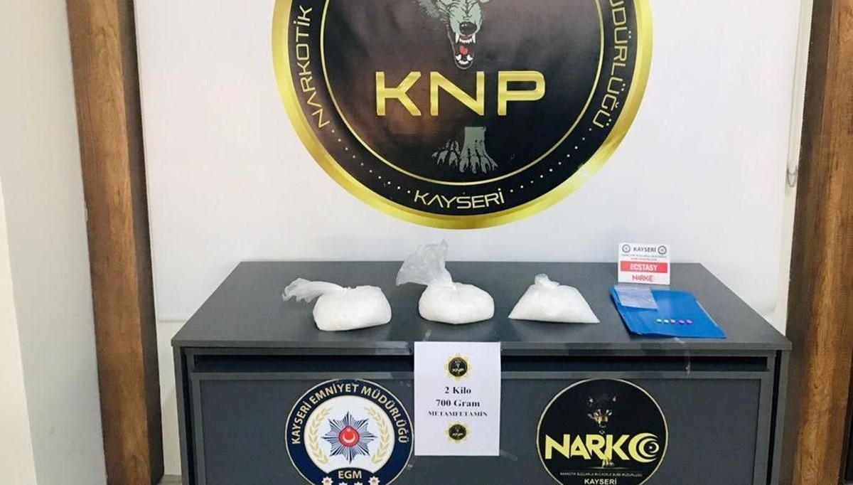 Kayseri polisinden uyuşturucuya geçit yok: Şüpheli araçtan 2 kilo 700 gram uyuşturucu çıktı