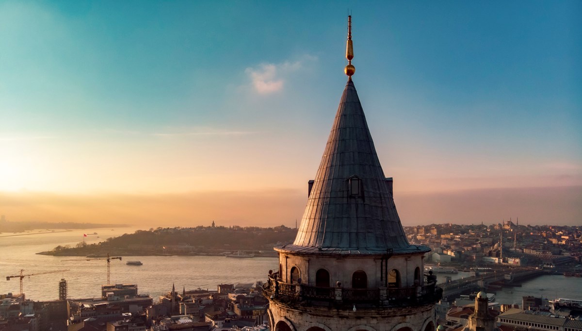 Beyoğlu'nda 2 katlı binanın çatısı  alev alev yandı