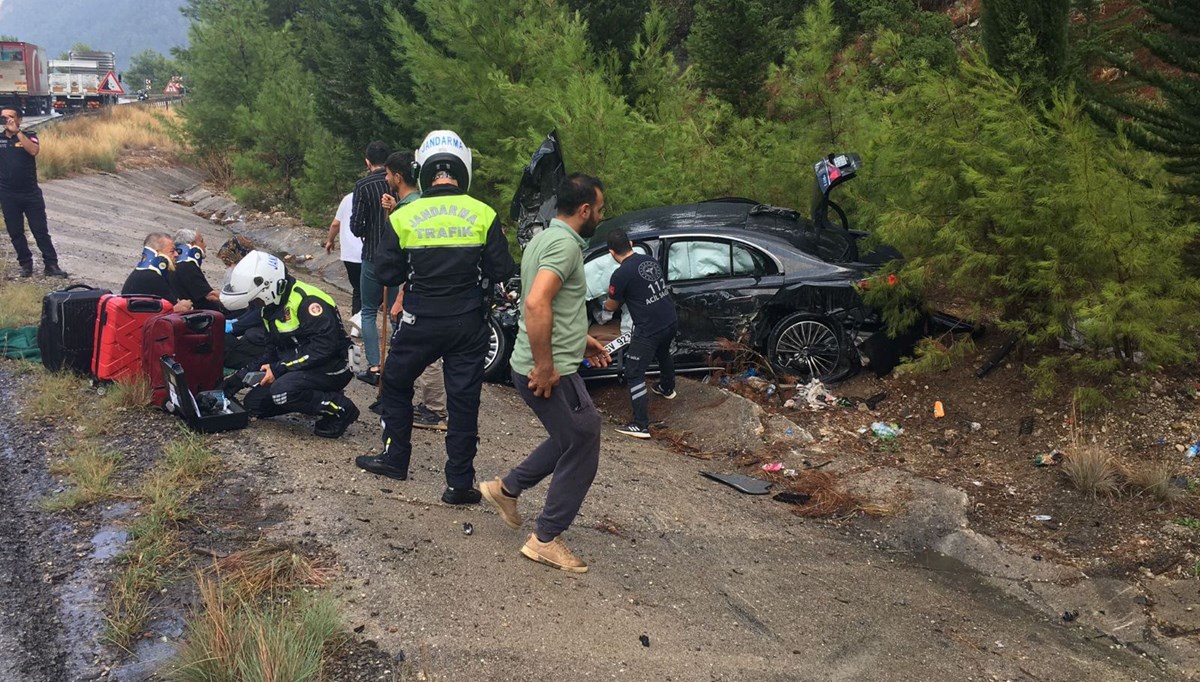 Burdur'da otomobil kamyonla çarpıştı: 3 yaralı