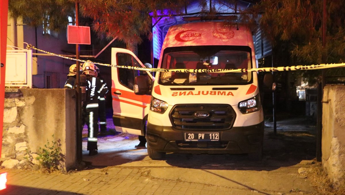 Denizli'de ambulansta oksijen tüpü parladı: 2 görevli yaralandı