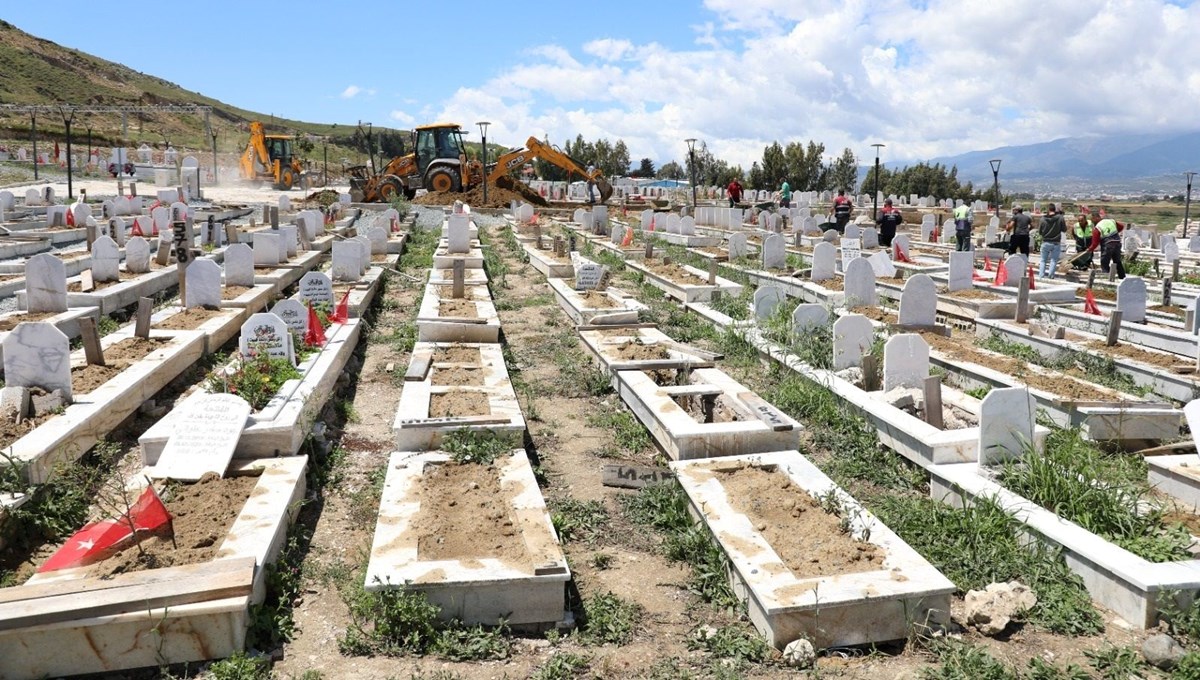 Hatay’da şiddetli yağış deprem mezarlığına zarar verdi